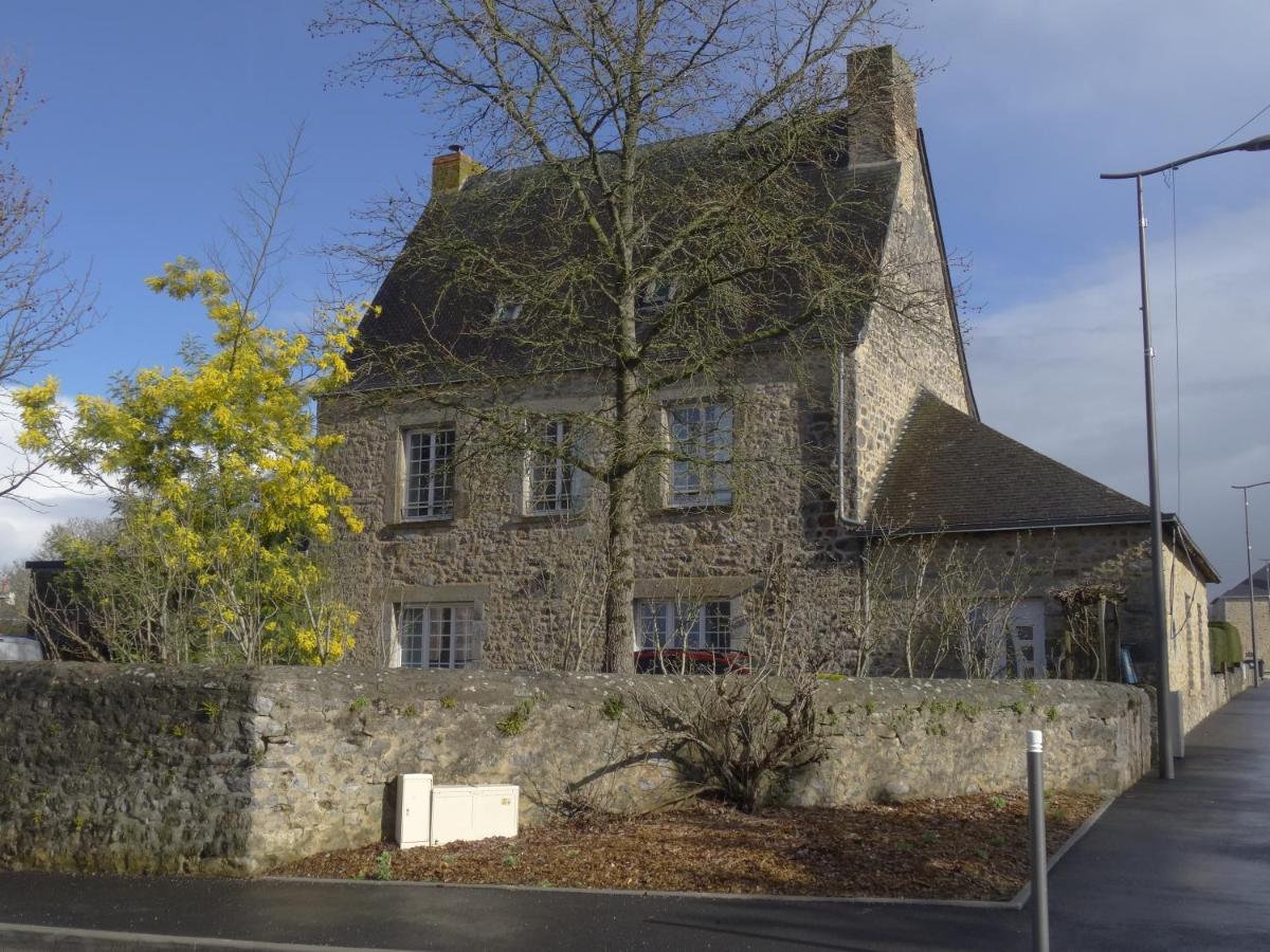 Manoir De La Grand'Cour Bed & Breakfast Soulge-sur-Ouette Bagian luar foto